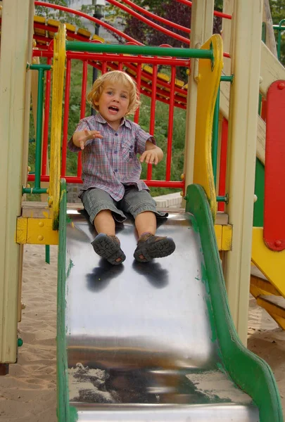 Мальчик Играет Летнем Парке Детской Площадке — стоковое фото