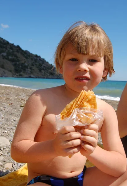 Retrato Menino Com Comida Praia Beira Mar Férias Verão — Fotografia de Stock