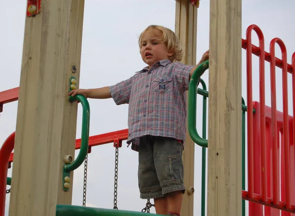 Мальчик Играет Парке Детской Площадке Летом — стоковое фото
