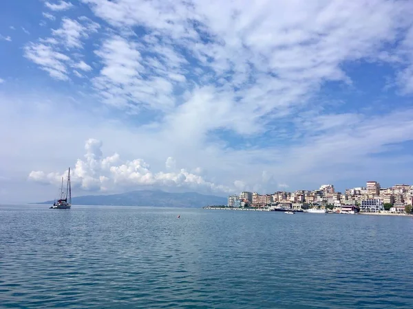 Zomer Zeegezicht Met Een Boot Een Stad Verte Albanië — Stockfoto