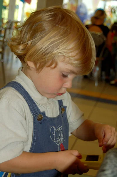 Portret Van Schattig Serieus Blond Baby Jongen — Stockfoto