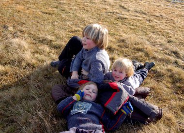 Çocuklar erkek kardeşler doğa yürüyüşünde birlikte dağ yürüyüşünde.