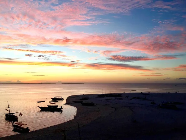 Cielo Brillante Con Nubes Atardecer Sobre Océano Zanzíbar — Foto de Stock