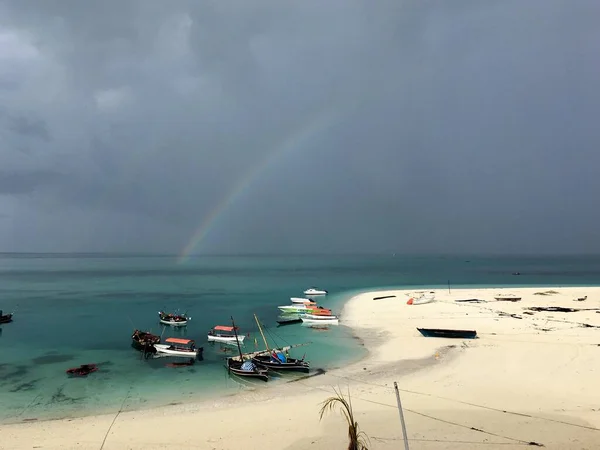 Paisaje Costa Oceánica Con Barcos Arco Iris Zanzíbar — Foto de Stock