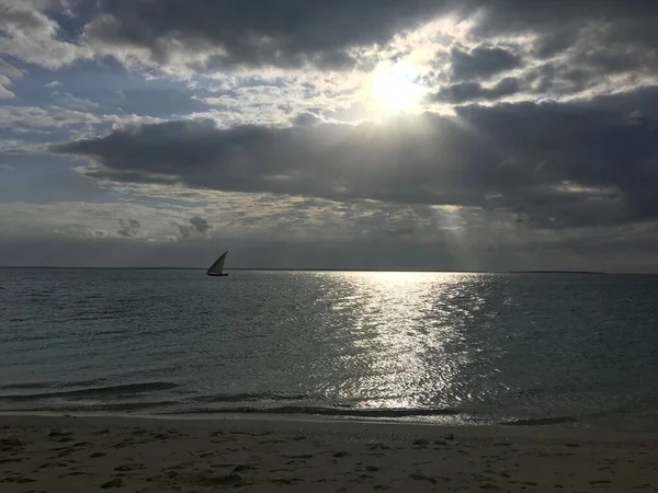 Mare Nell Oceano Serale Con Barca Vela Spiaggia Zanzibar — Foto Stock