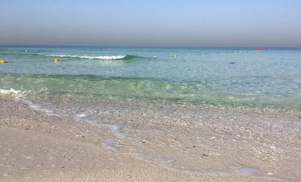 Пейзаж Чистим Прозорим Морем Хвилями Піщаним Пляжем Вранці — стокове фото