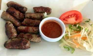 Geleneksel Türk et kebabı. Masanın üzerinde salata ile servis ediliyor. 