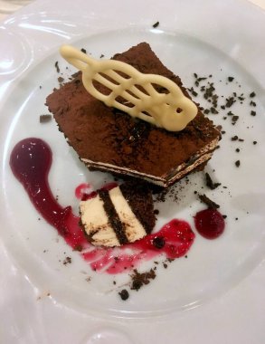 Masanın üzerindeki tabakta servis edilen lezzetli bir parça pasta. 