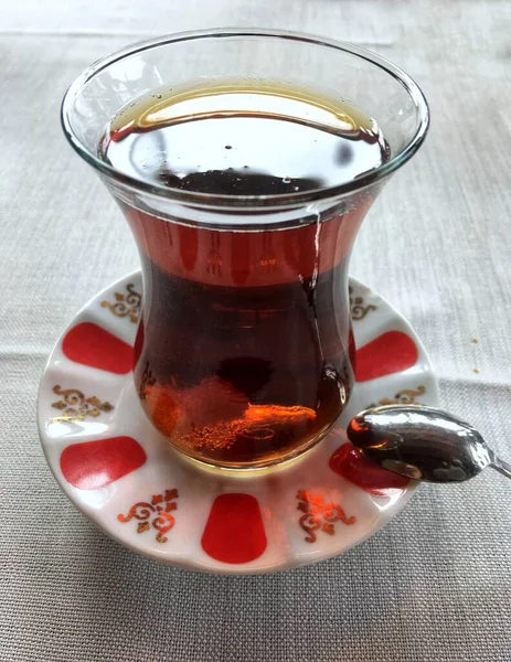 Чашка Традиционного Турецкого Чая Стакане Столе Крупным Планом — стоковое фото