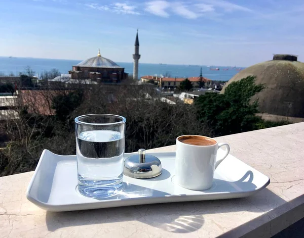 Café Tradicional Turco Servido Una Terraza Con Vistas Paisaje Urbano — Foto de Stock