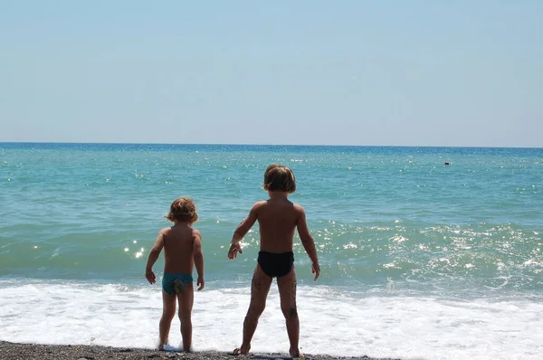 Kinder Stehen Den Sommerferien Mit Dem Rücken Zum Meer — Stockfoto