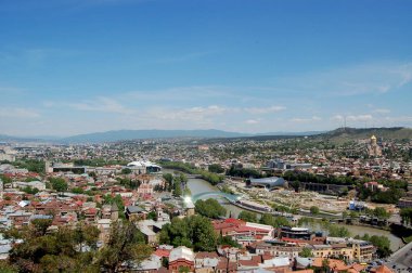 Yaz manzaralı şehir manzarası Georgia 'nın başkenti Tiflis' e kadar uzanır. 