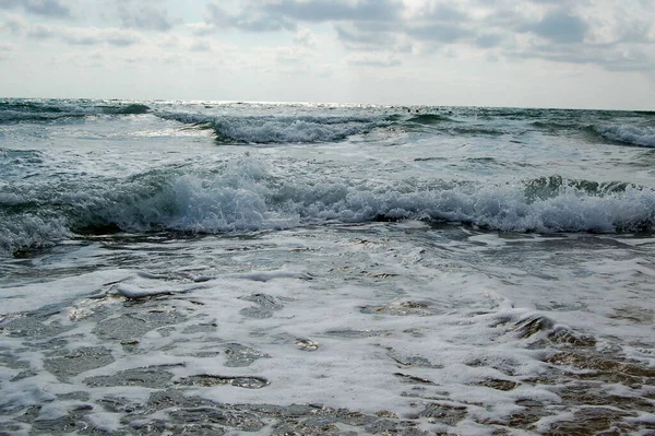 嵐の接近の間の海の波 — ストック写真