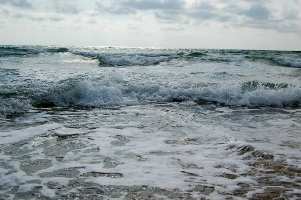 Las Olas Del Mar Durante Una Tormenta Cerca —  Fotos de Stock