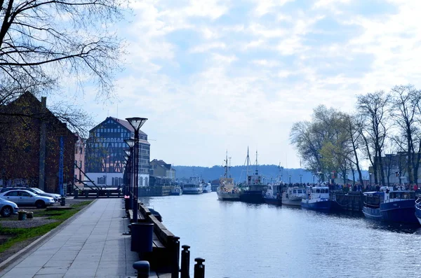 Stadslandskap Med Havsvik Och Fartyg Och Byggnader Vid Kusten Våren — Stockfoto