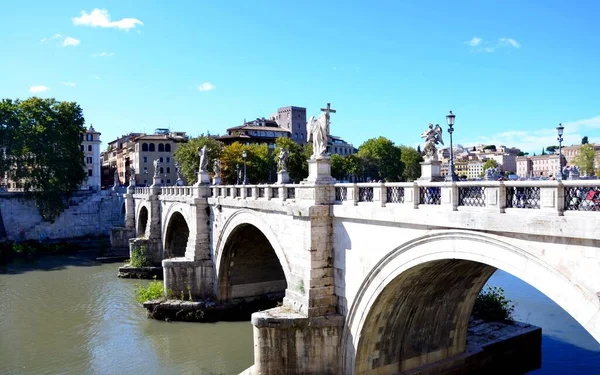 イタリアのローマで夏の晴れた日に橋や古代の彫刻と都市景観 — ストック写真