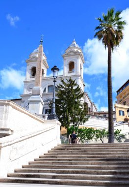 Roma 'da gökyüzüne ve merdivenlere karşı uzanan beyaz, güzel antik binalarla dolu bir şehir. 