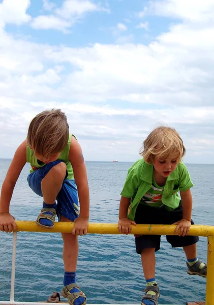 Діти Хлопчики Грають Разом Літніх Канікулах Фоні Моря — стокове фото