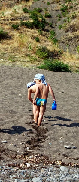 Bambini Ragazzi Fratelli Che Camminano Insieme Sulla Spiaggia Una Vacanza — Foto Stock