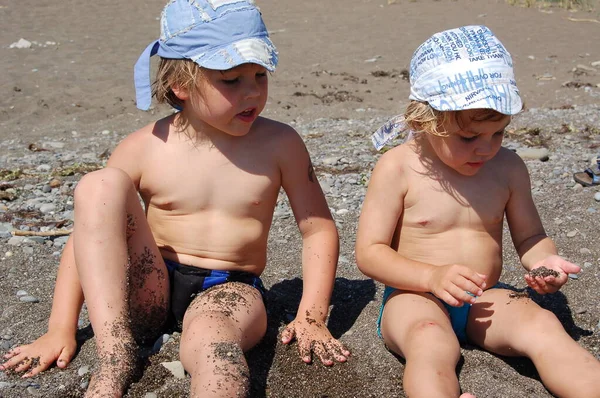 Дитячі Хлопчики Сидять Разом Пляжі Літніх Канікулах — стокове фото