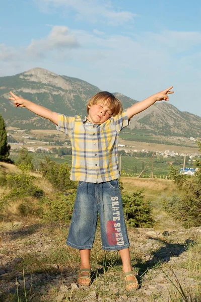 Porträtt Att Spela Barn Pojke Bergslandskapet Sommarsemester — Stockfoto