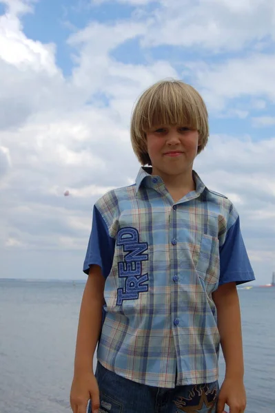 Porträt Eines Jungen Auf Dem Hintergrund Des Meeres Sommerurlaub — Stockfoto