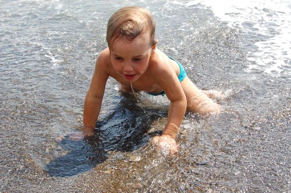 Παιδί Αγόρι Στην Άμμο Της Παραλίας Στο Νερό Δίπλα Στη — Φωτογραφία Αρχείου