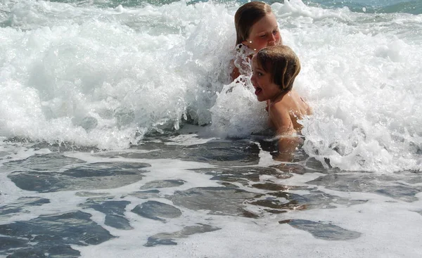 Niños Jugando Juntos Las Olas Del Mar Playa Las Vacaciones — Foto de Stock