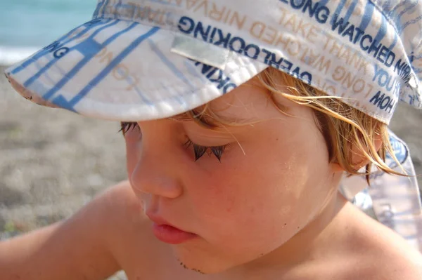 Retrato Menino Com Pestanas Longas Boné Praia Férias Verão — Fotografia de Stock