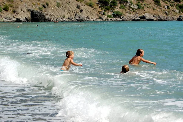 Niños Niños Hermanos Jugando Las Olas Del Mar Las Vacaciones — Foto de Stock