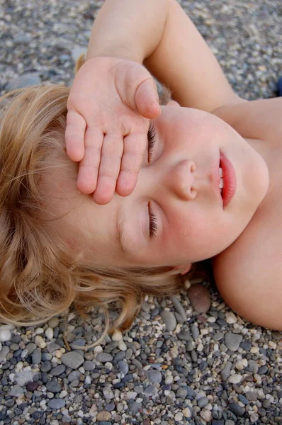Портрет Мальчика Лежащего Гальке Пляжа Моря Летних Каникулах — стоковое фото