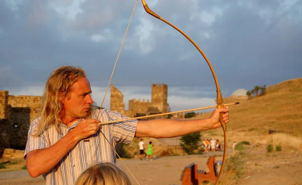 Yaz Tatilinde Dışarıda Okçuluk Oynayan Genç Bir Adam — Stok fotoğraf