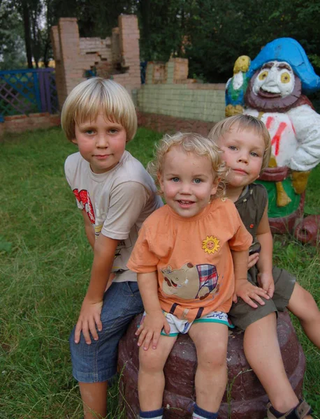 Porträtt Barn Pojkar Bröder Lekplatsen Tillsammans Efter Att Spelat Sommaren — Stockfoto