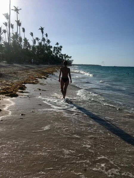Tropikalny Krajobraz Oceanem Plażą Palmami Młodą Kobietą Spacerującą Dominikanie — Zdjęcie stockowe
