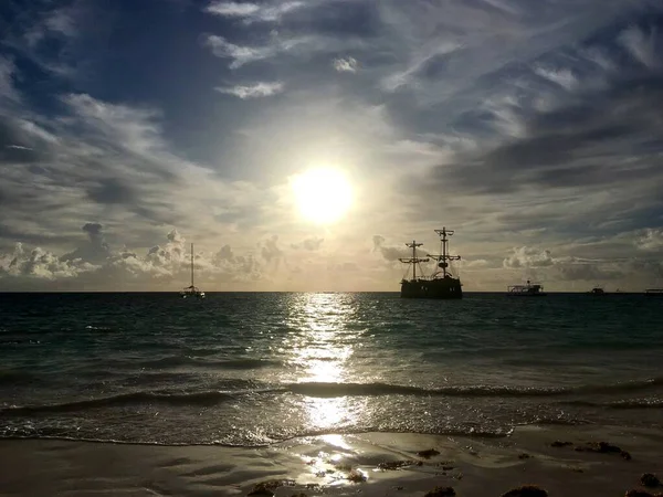 Salida Del Sol Sobre Océano República Dominicana Con Barcos Distancia — Foto de Stock