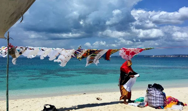 Playa Tropical Con Ropa Brillante Colgante Mujer Negra — Foto de Stock