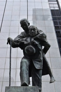 Tokyo Japonya 20 Temmuz 2020 'de heykel, anne ile oğul arasındaki yakın bağı gösteriyor.