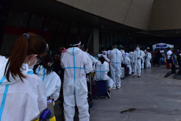 Manila Filipinleri, 26 Haziran 2020, Manila Uluslararası Havaalanı 'na girmek için uzun kuyruk