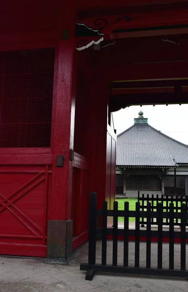 東京日本2020年7月20日 泉岳寺の歴史的門を通って — ストック写真