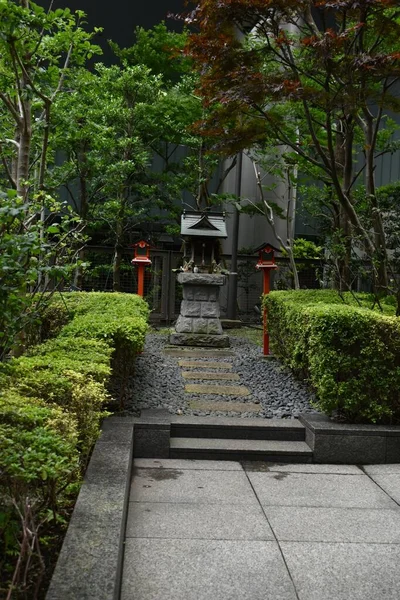 Tokyo Japon Juillet 2020 Petit Sanctuaire Angle Immeuble Bureaux — Photo