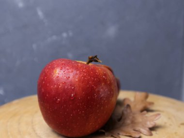 Gri arkaplan üzerinde damlalar olan elma, boşluğu kopyala