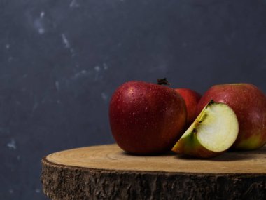 Tahta bir masada kırmızı elmalar yağmur damlalarında, sonbahar konsepti elmalarla, kopyalama alanı