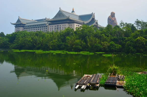 Sakin ve Yeşil Okyanus 'un karşısında Muhteşem bir Buda ve Tapınak Durağı