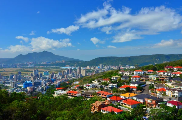 Renkli ve Parlak Binalar Güzel ve Temiz Gökyüzünün Arkaplanı Tepede 
