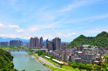 Şehir dağlarla çevrili ve nehirle çevrili. 