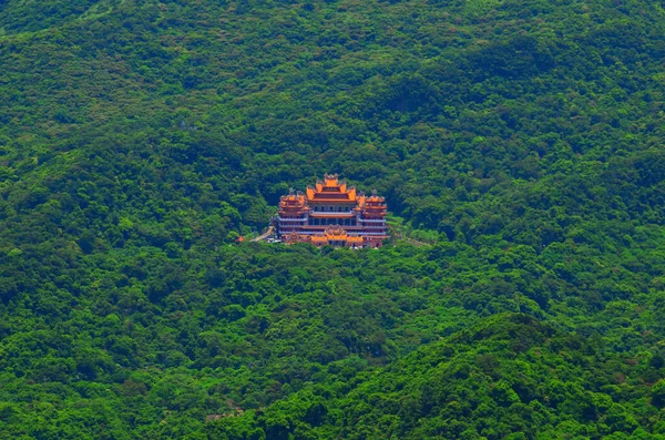 一座坐落在绿色世界中心的神秘寺庙 — 图库照片