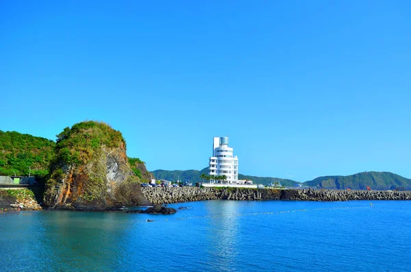 Güzel bir Celeste sahilinde beyaz ve zarif bir kule.