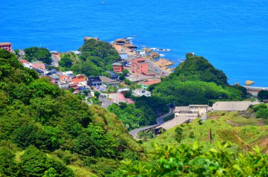 Deniz kenarında uzak bir köy.