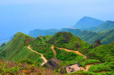 Yuvarlanan dağlar ve zorlu yollar