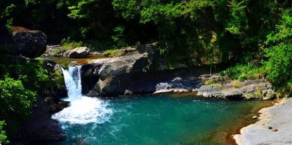 Der Schöne Wasserfall Ergoss Sich Den Azurblauen Tiefen Teich — Stockfoto